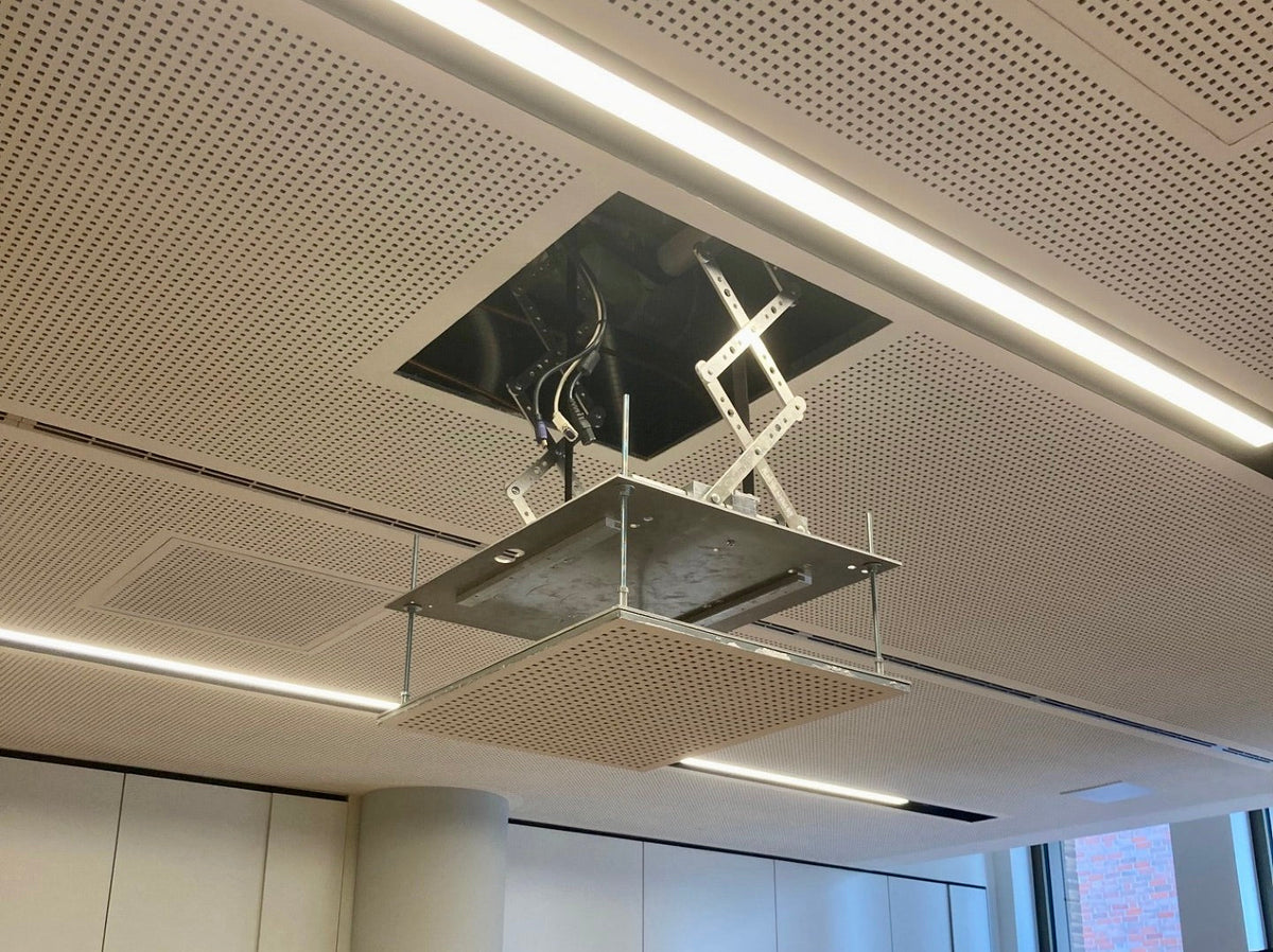 Beamer-Deckenlift ausgefahren in einer Rasterdecke - Braun Antriebe
