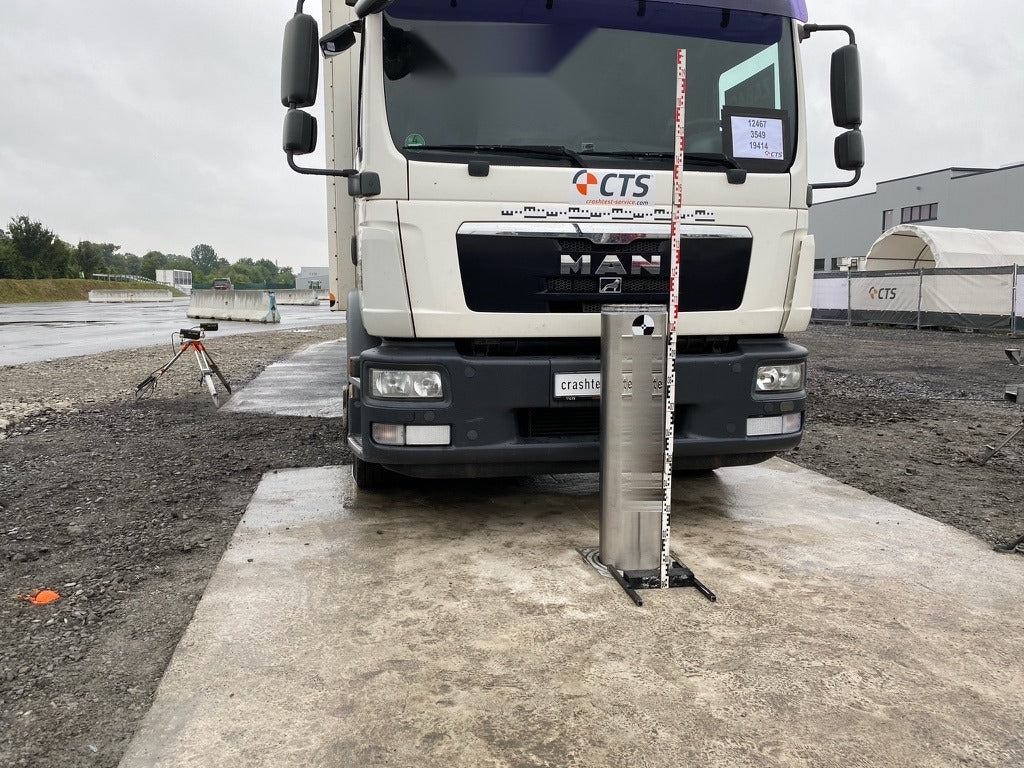 Crashtest: 12-Tonnen-Lkw frontal vor einem einzelnen Sicherheitspoller aus Edelstahl V4A auf dem Testgelände von CTS