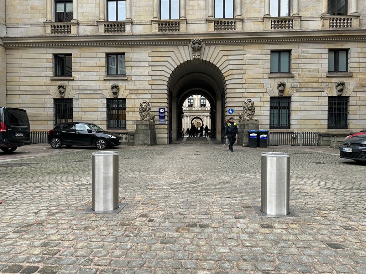 Versenkbare Absperrpoller - speziell für das Hamburger Rathaus entwickelt