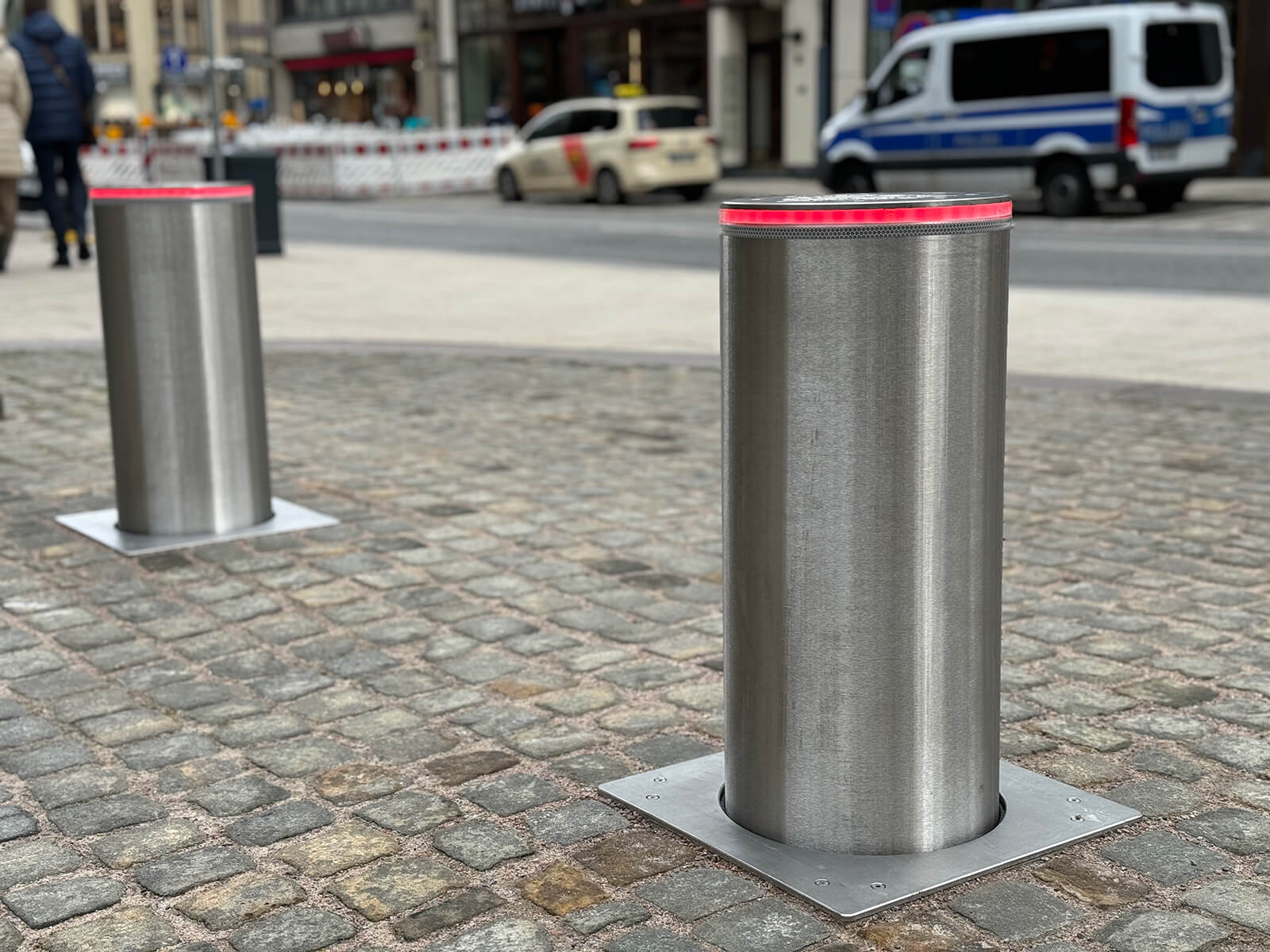 Effiziente Absperrung für Geschäftsgelände mit versenkbaren Pollern