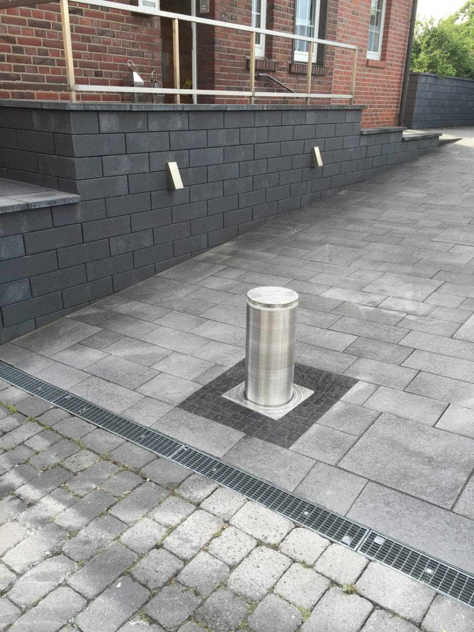 Trotz Gefälle: Hohe Sicherheit durch Edelstahlpoller