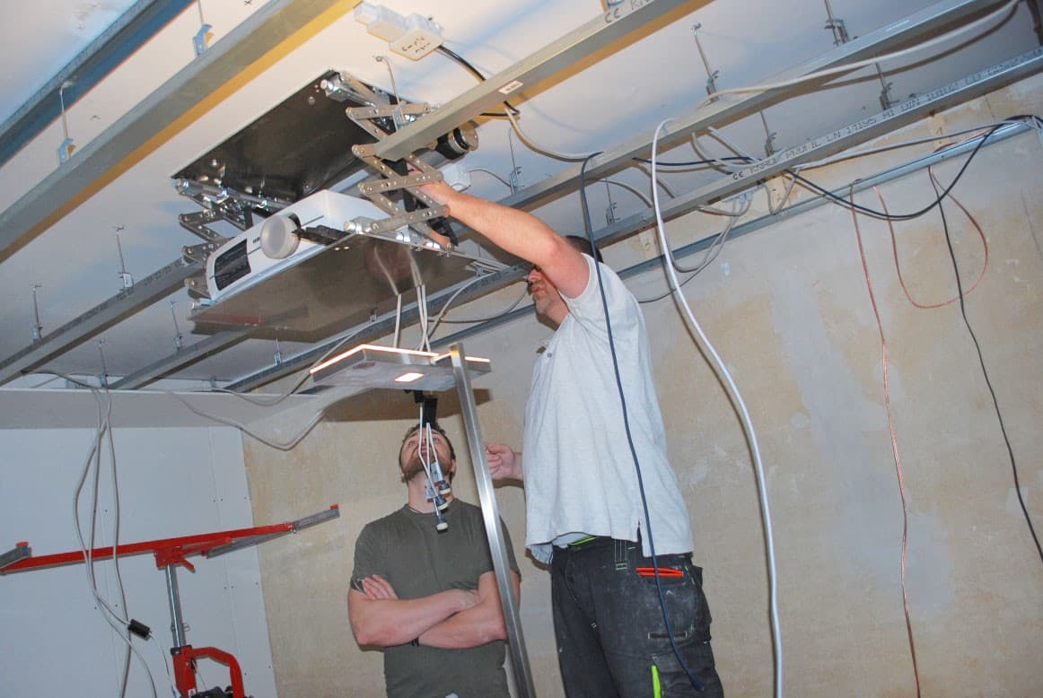 Ultimatives Heimkino-Feeling dank Deckenlifte von Braun Antriebe