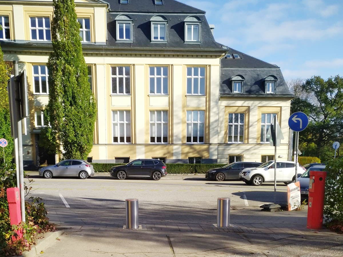 Universitäts-Parkplatz durch Poller abgesichert