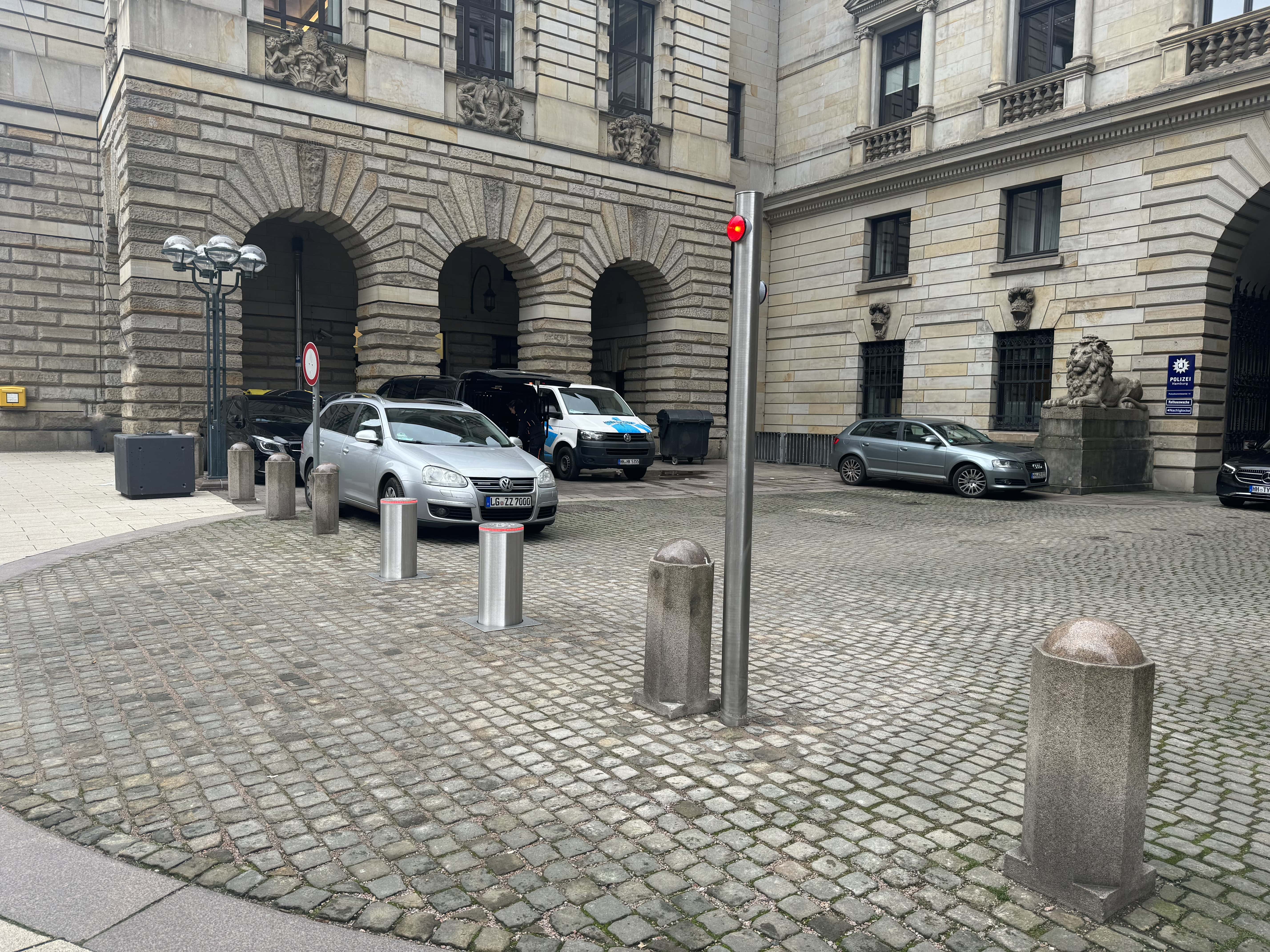 Edelstahl-Ampelsäule – robustes Signalsystem für stark frequentierte Zufahrten