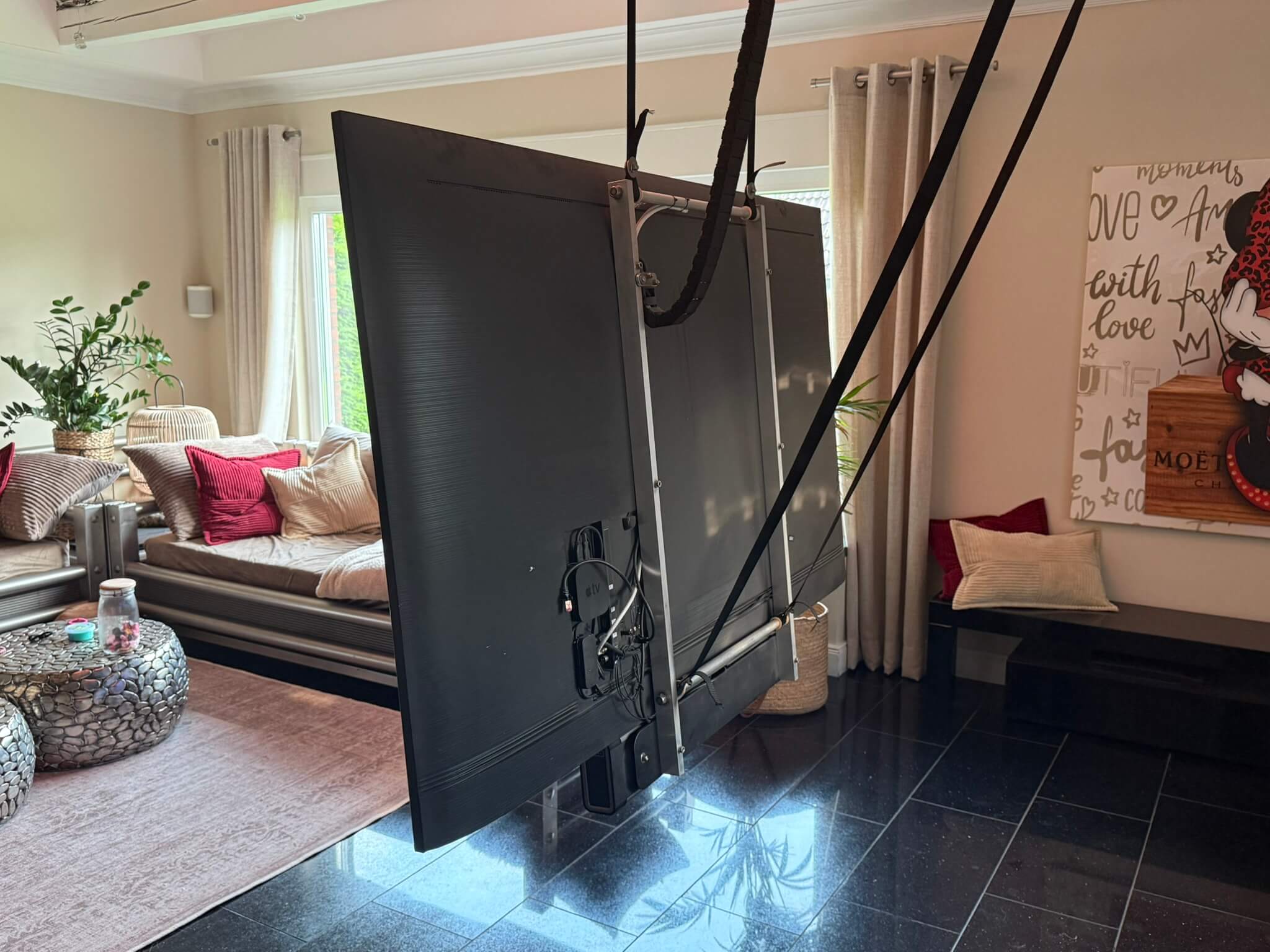 Elektrischer TV-Deckenlift – Ihr Fernseher fährt auf Knopfdruck aus der Decke