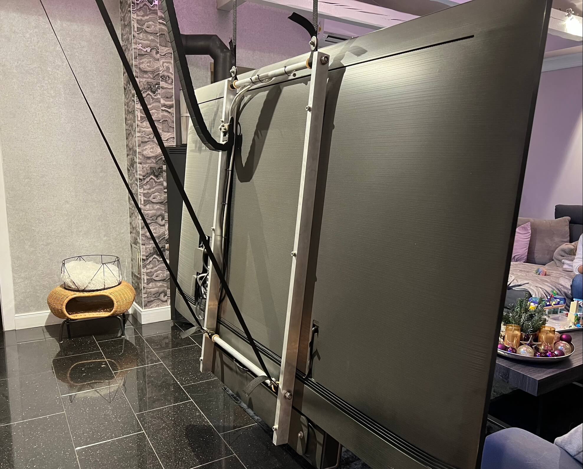 Elektrischer TV-Deckenlift – Ihr Fernseher fährt auf Knopfdruck aus der Decke