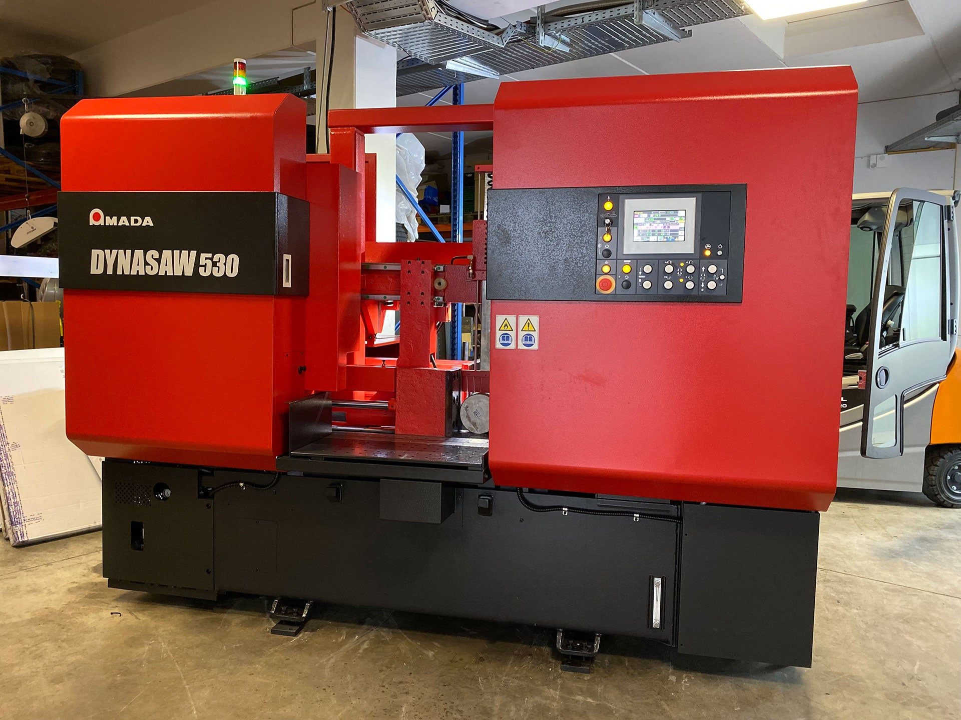 AMADA DYNASAW 530 Bandsäge in der Fertigungshalle von Braun Antriebe
