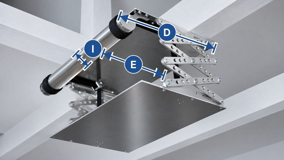 Projektorlift L schräg von unten: D Gehäusetiefe 45 cm, E Stellfläche innen 39 cm, I Motoreinheit – Beamer Deckenlift