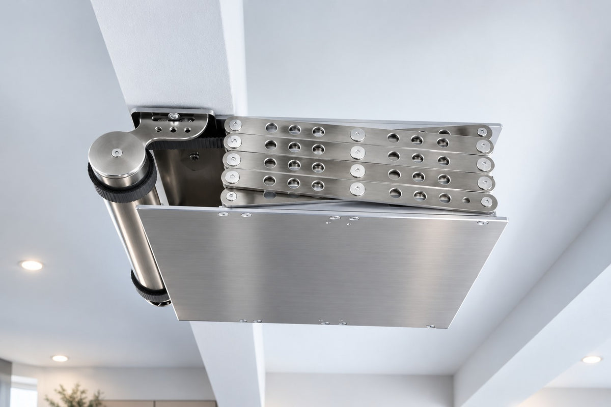Beamer Deckenlift Ultrakompakt-L von Braun Antriebe – flacher Projektorlift aus Edelstahl und Aluminium mit Scherenmechanik, eingefahren an der Decke