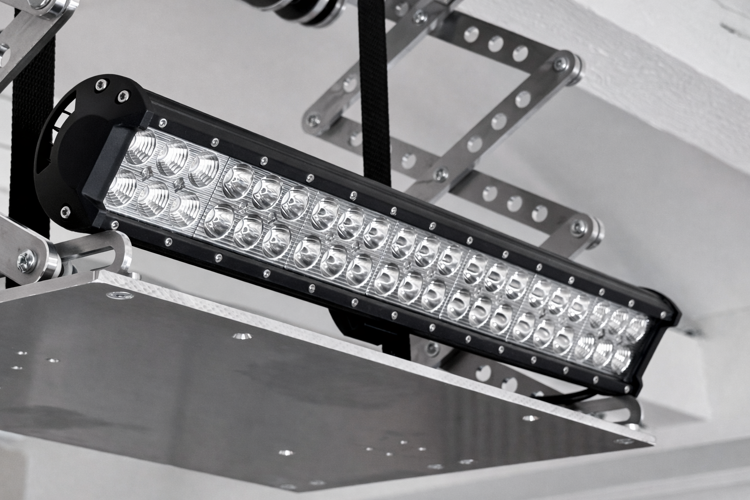Motorisierter Deckenlift von Braun Antriebe – für Beamer, Displays und Bühnentechnik, in die Decke versenkbar