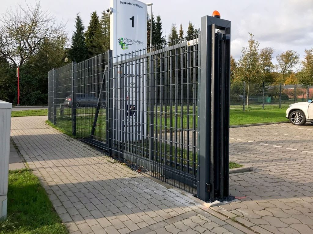 Schiebetorantrieb an einem Gittertor einer Gewerbeeinfahrt – Braun Antriebe