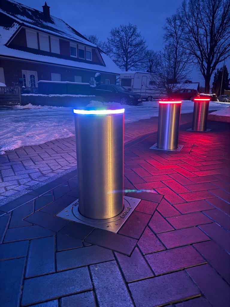 Versenkbarer Edelstahl-Poller mit RGB-LED-Ring im Winter – Braun Antriebe