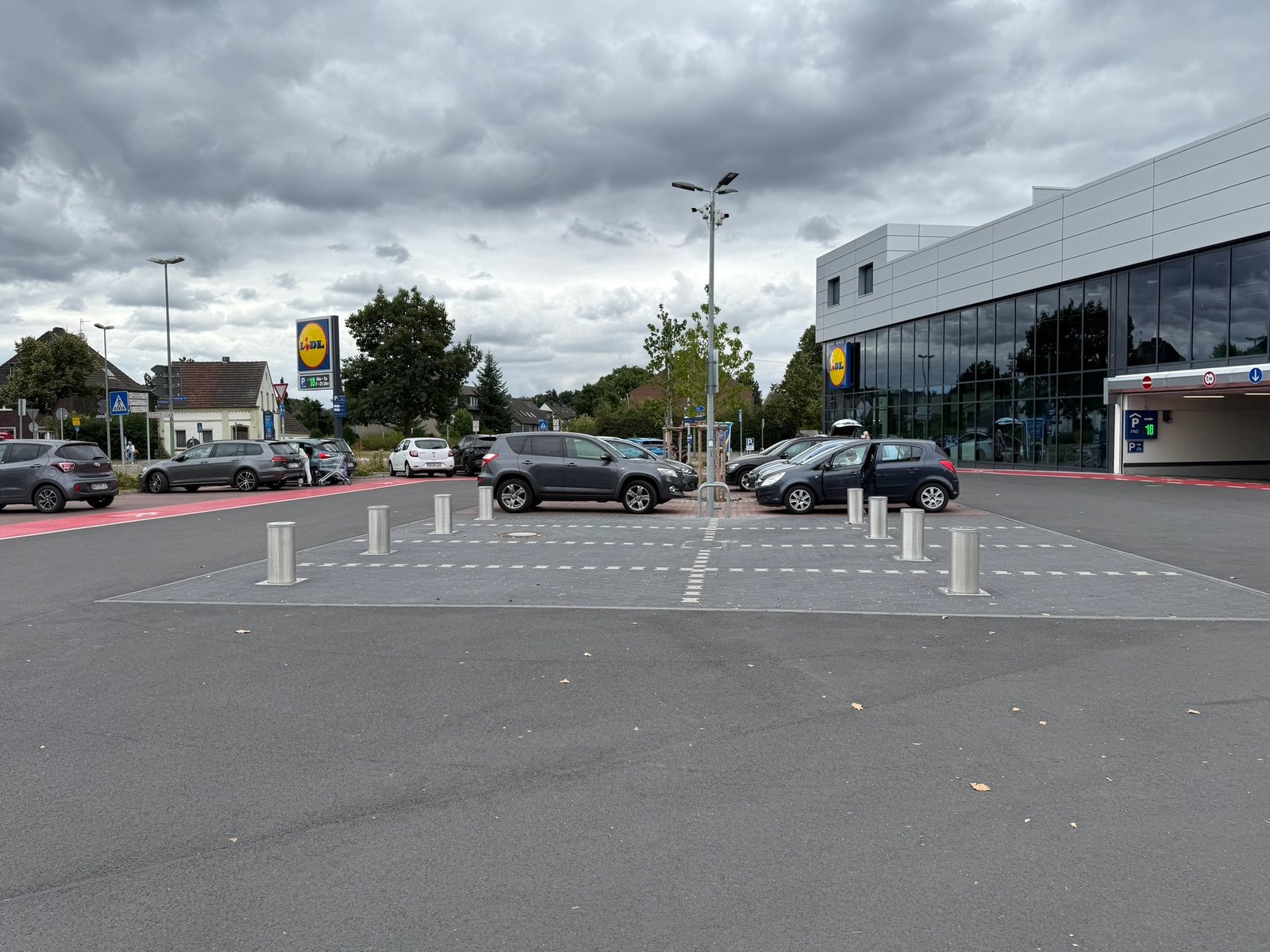 Versenkbare Poller auf einem Lidl-Parkplatz – Stellplätze sperren, Wendefläche schaffen