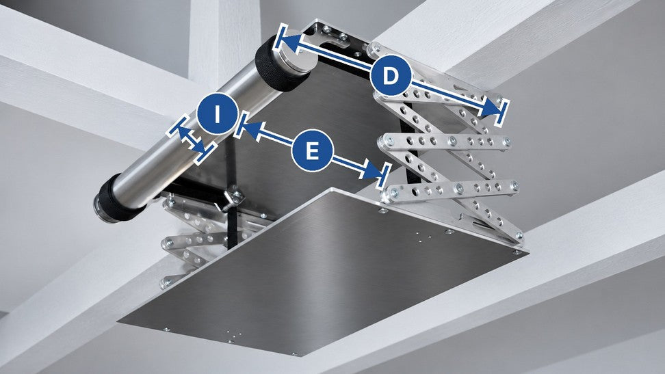 Projektorlift JUMBO 80×50 schräg von unten: D Gehäusetiefe 55 cm, E Stellfläche innen 49 cm – Beamer Deckenlift