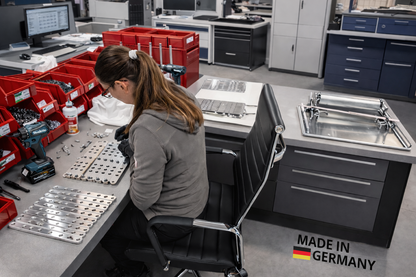Montage eines elektrischen Deckenlifts von Braun Antriebe am Arbeitsplatz (Beamer-/Technik-Lift)