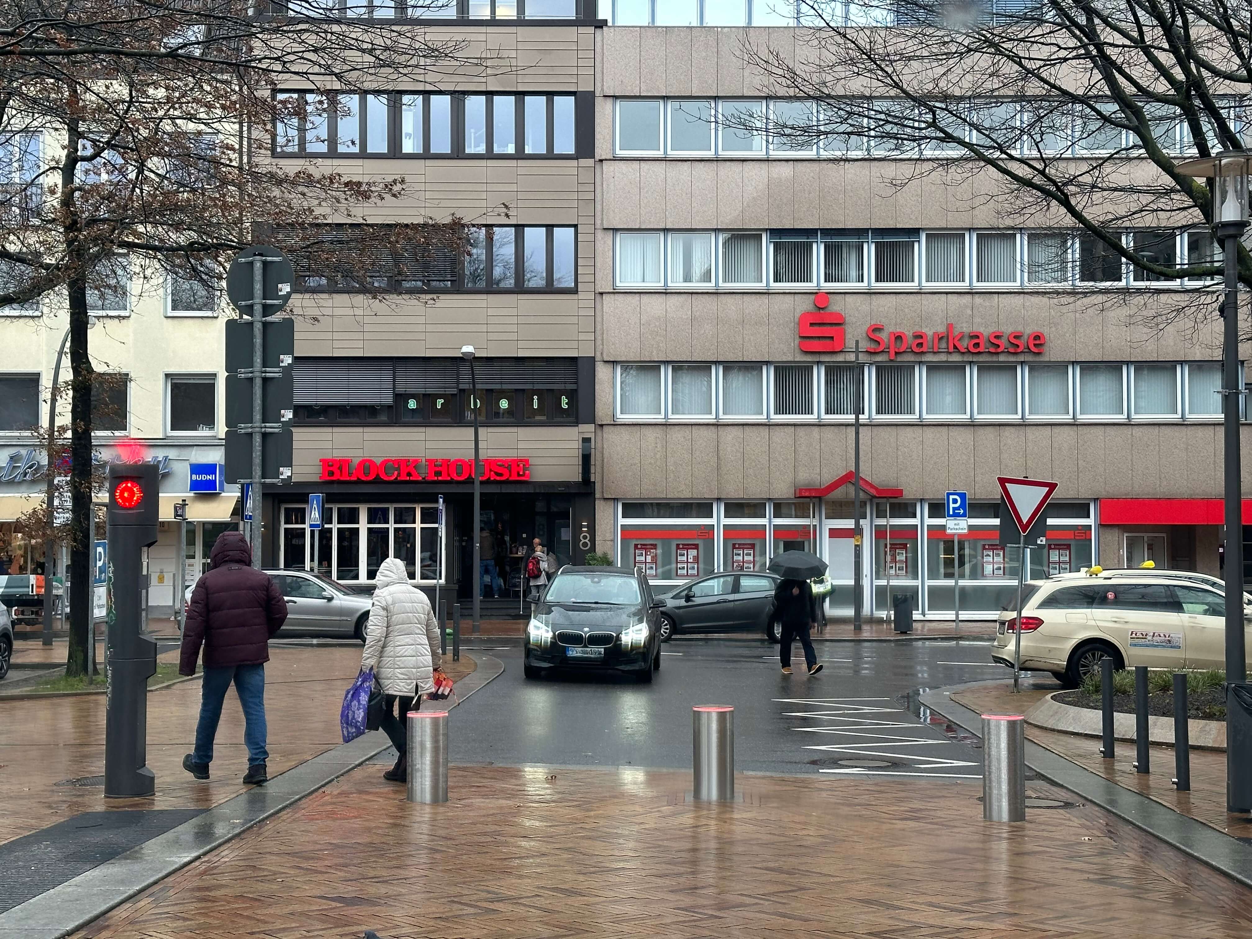 Intelligente Steuerung für versenkbare Poller – Zufahrts- und Ampelsteuerung Loxone, Braun Antriebe