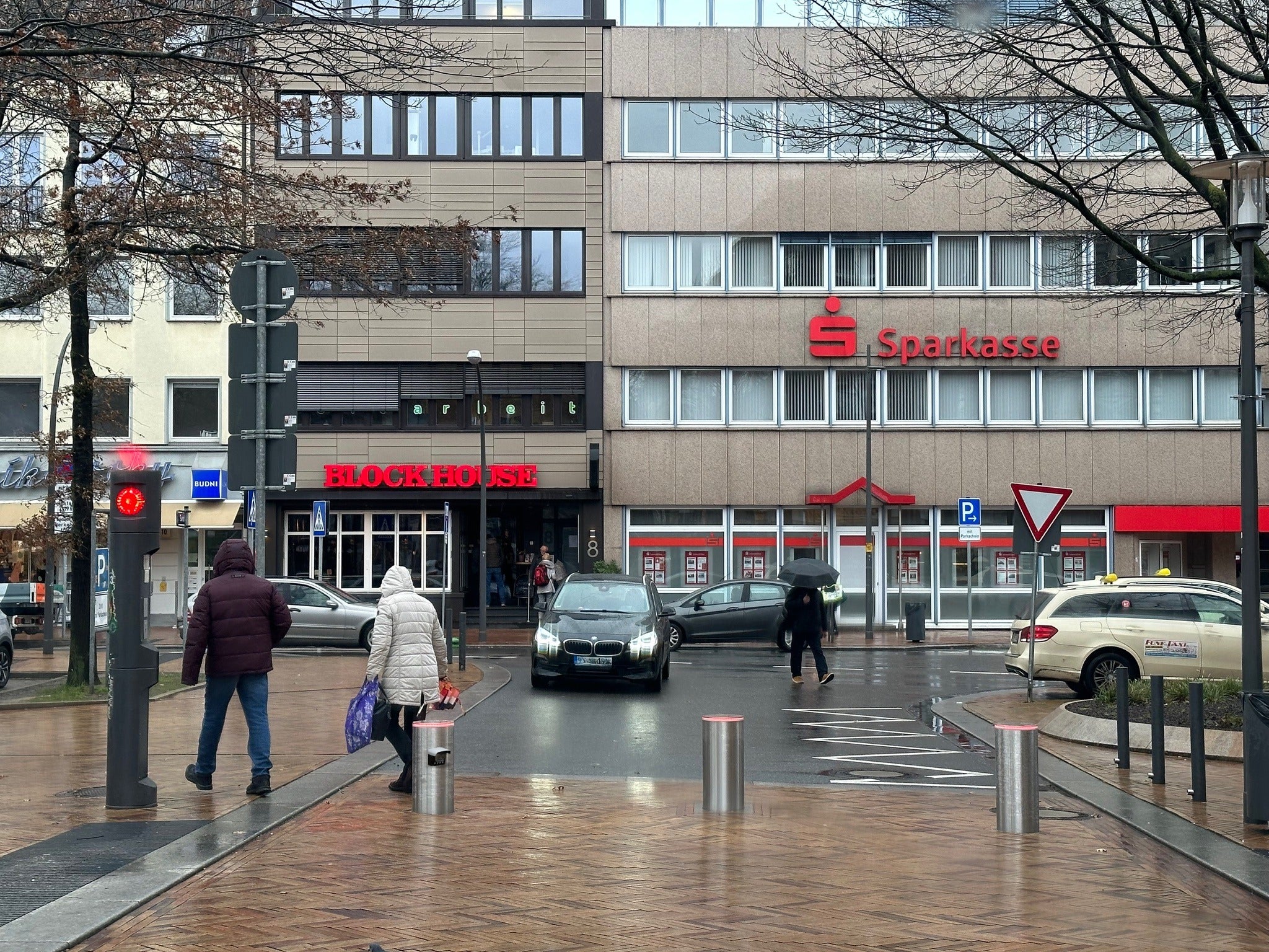 Versenkbare Poller mit Kennzeichenerkennung im Einsatz – automatische Zufahrtskontrolle in der Innenstadt, Braun Antriebe