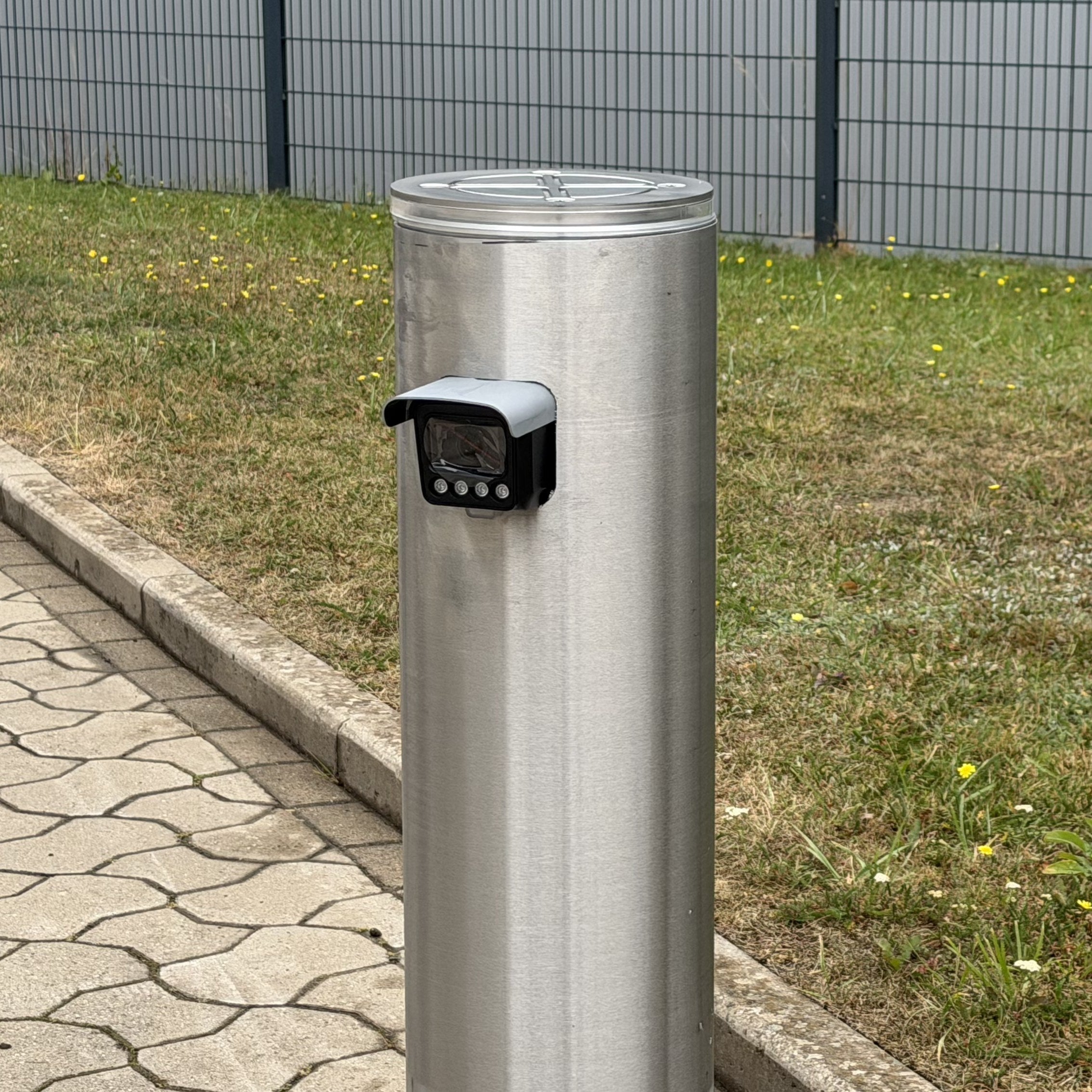 Poller mit Kennzeichenerkennung für automatische Zufahrtskontrolle – CNC-gefräste Kameraöffnung, Braun Antriebe