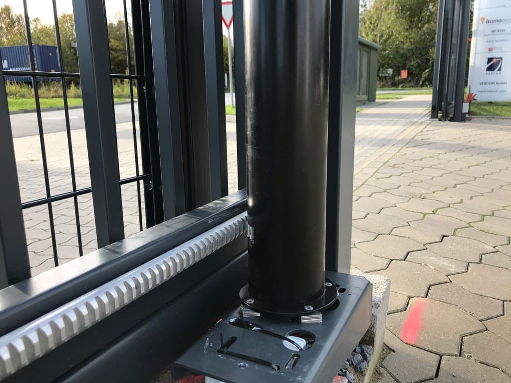 Antriebssäule mit Zahnstange an einem Schiebetor aus Gitterelementen – Braun Antriebe