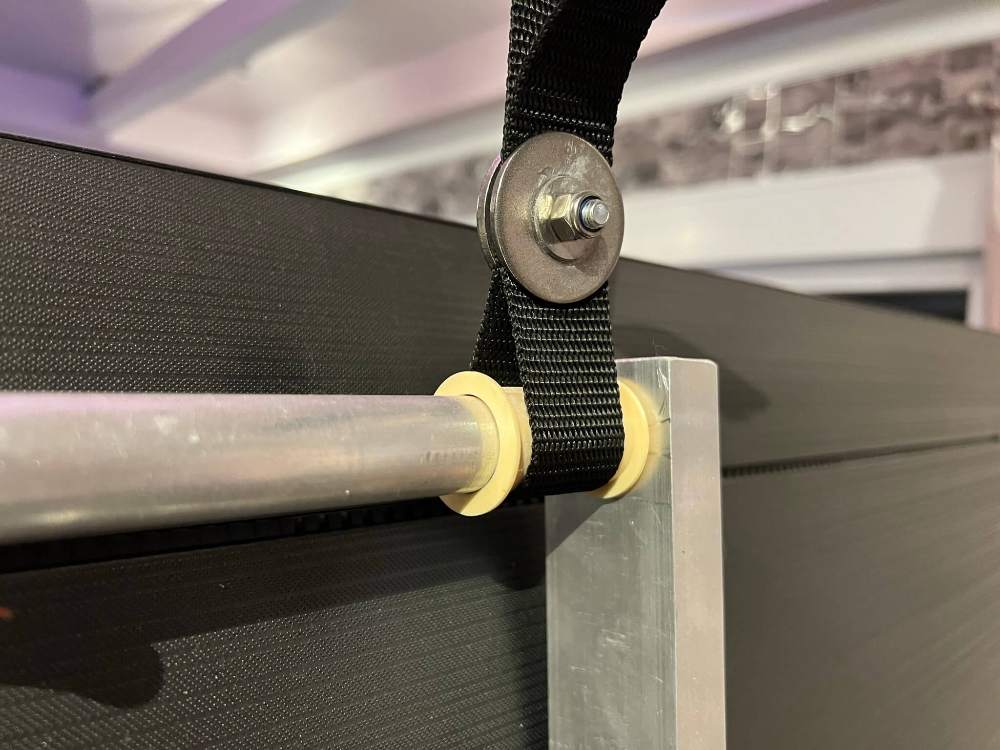 Elektrischer Fernseher-Deckenlift – TV motorisiert aus der Decke ausfahrbar, Braun Antriebe