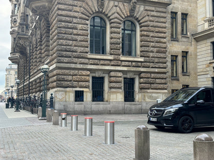 Versenkbare Edelstahlpoller mit integrierter Kennzeichenerkennung – Referenz Innenstadt, Braun Antriebe