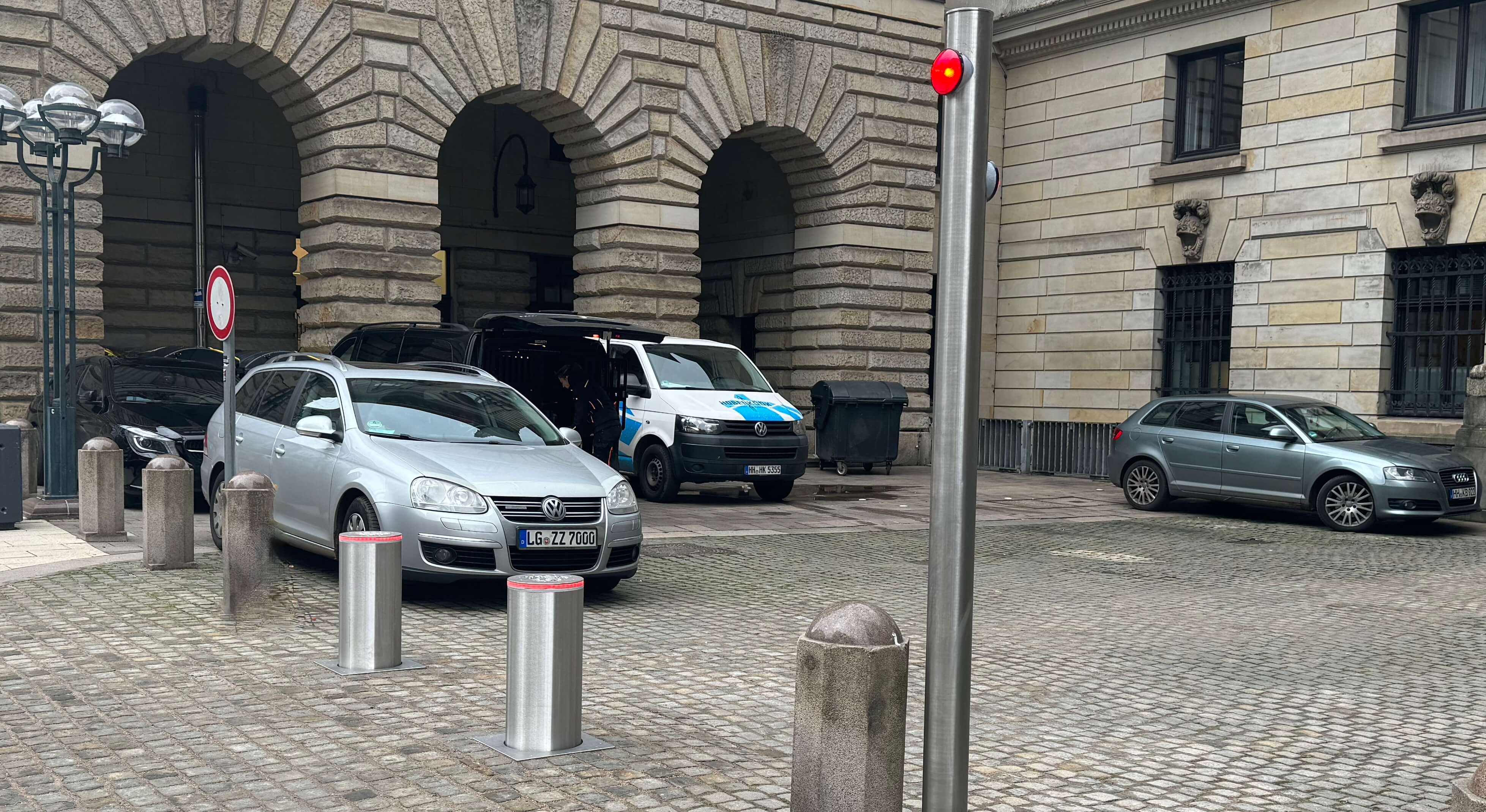 Zufahrtssteuerung für versenkbare Poller – Loxone-Technologie, Braun Antriebe