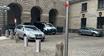 Zufahrtssteuerung für versenkbare Poller – Loxone-Technologie, Braun Antriebe